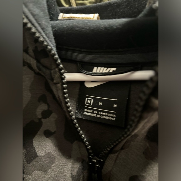 Nike black camouflage tech fleece (no zip up on the arm) Size M Men - Picture 7 of 8